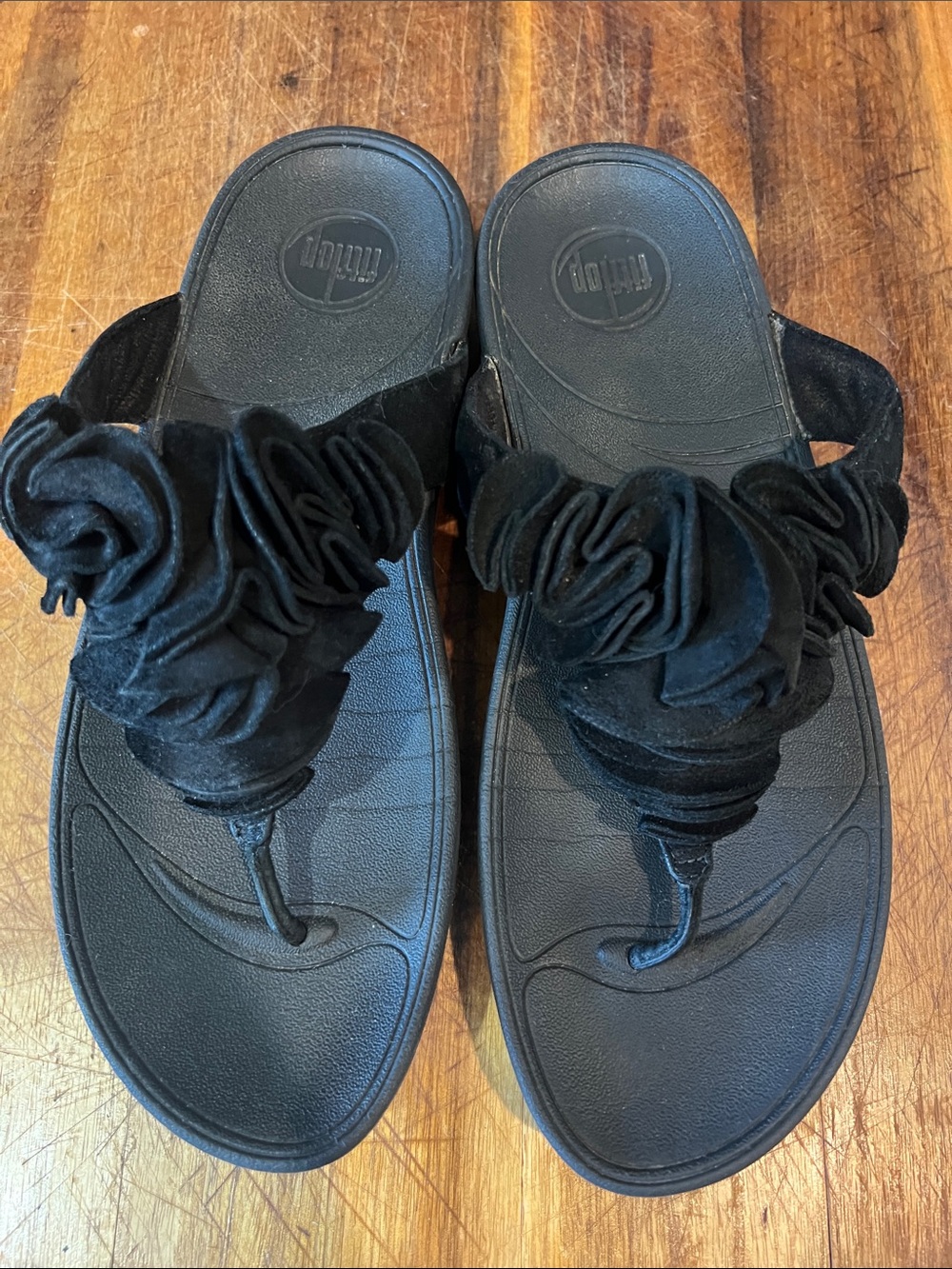 FitFlop Frou Black Suede Rosette Ruffle Sandals Microwobbleboard 9